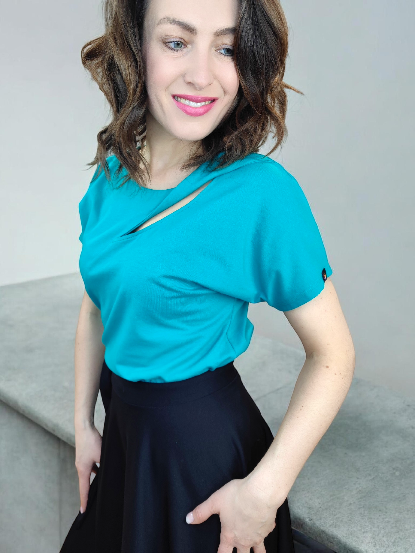 dámské tričko volné JENU smaragdově zelené na modelce se zavinovací sukní GRETA